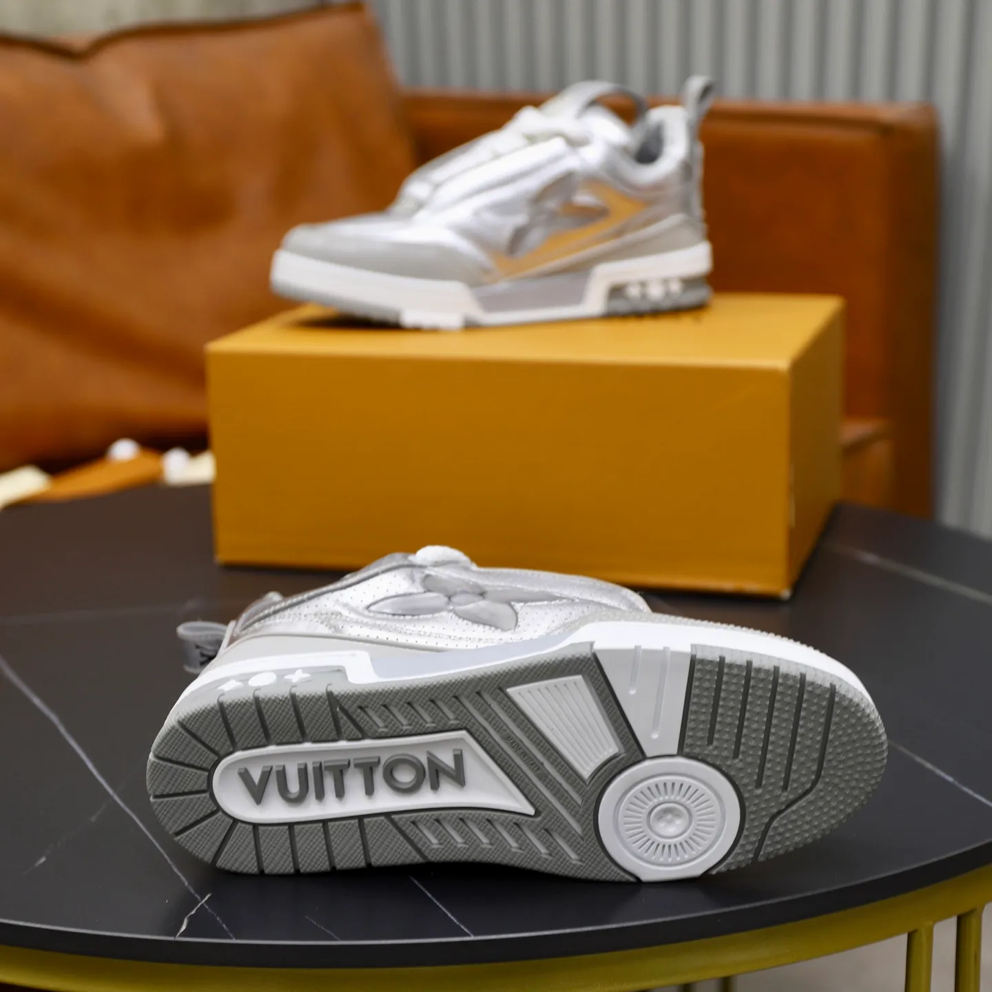 Ex-factory price: 860💰LV Couple👫Louis Vuitton TRAINER sneakers classic Louis Vuitton men's artistic director Virgil Abloh picked inspiration to create this LV Trainer sneaker. Yingze crystal inlays present a colorful effect. VS can be matched with two gorgeous effect colors. The LV letter logo badge on the tongue is gorgeous and noble. The LV letter is decorated on the side. The outsole is decorated with a Monogram flower pattern. It shows the trend of elegance and nobility! Men's and women's models: 35-46